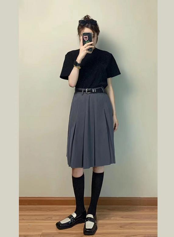 黑色和什么颜色显高级,汽车内饰黑色搭配什么颜色好看