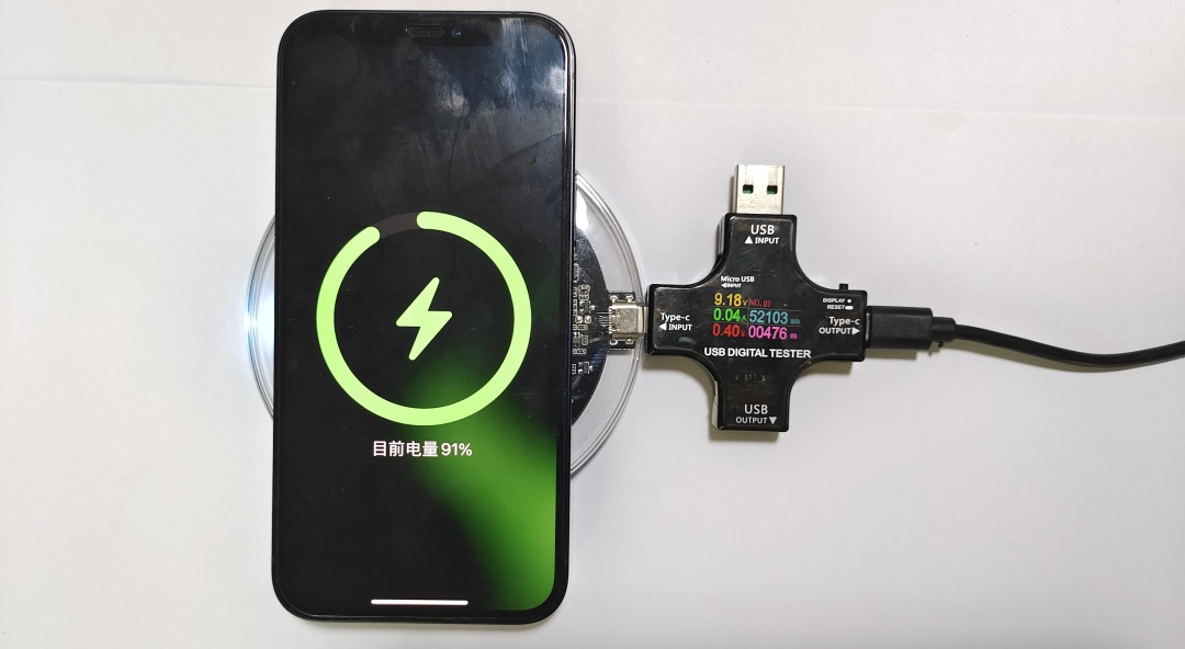 不用任何充电神器就可以充电,可以直接安在手机背面的充电神器