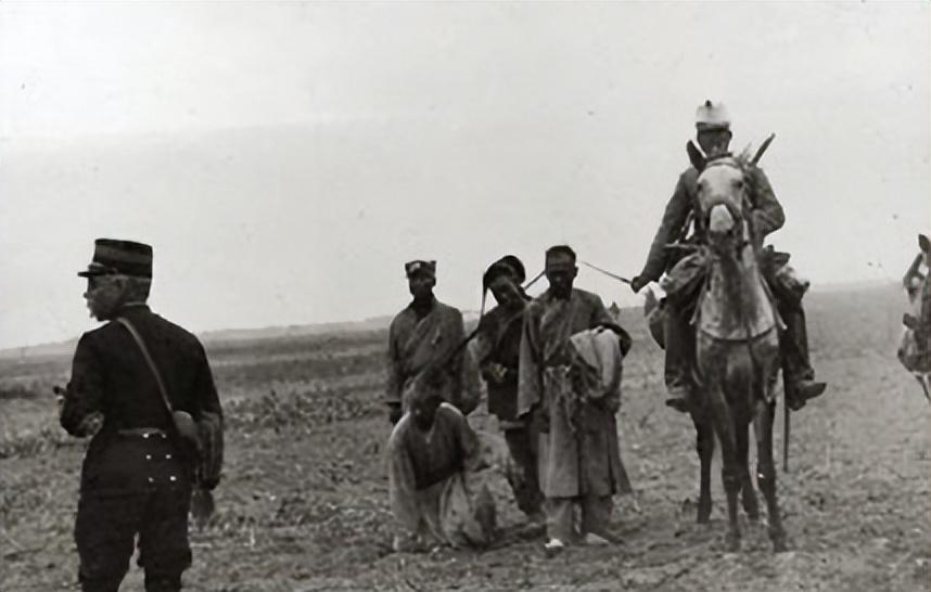 高清老照片：旗人格格大腿岔开豪放洗衣，地主三妻四妾不输女明星