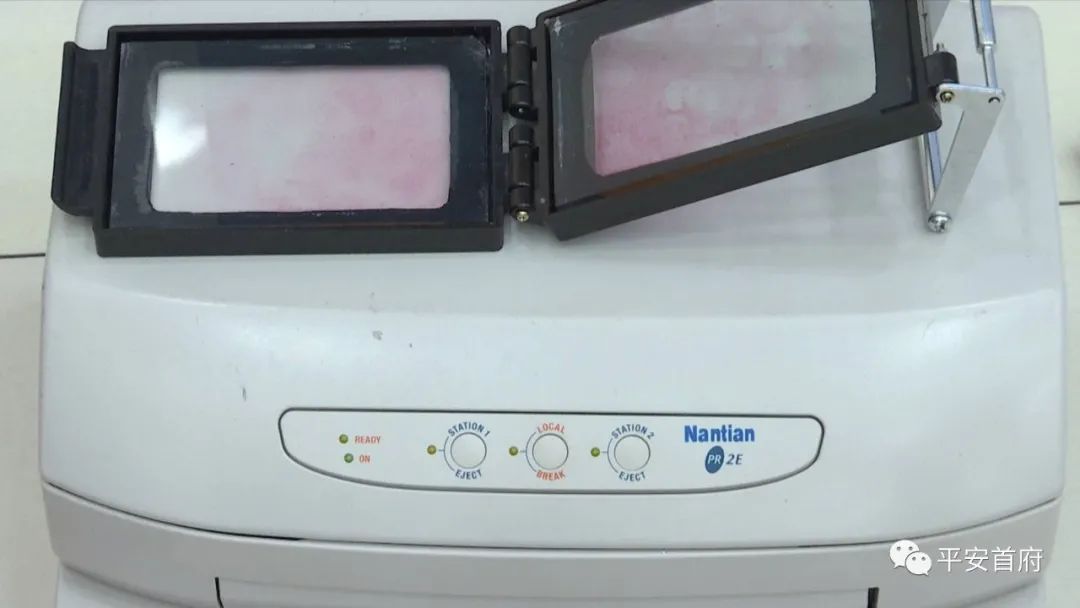 “家族式”制贩*证假**假章伪造的国家机关及企业事业单位印章三百余枚一家人全被抓