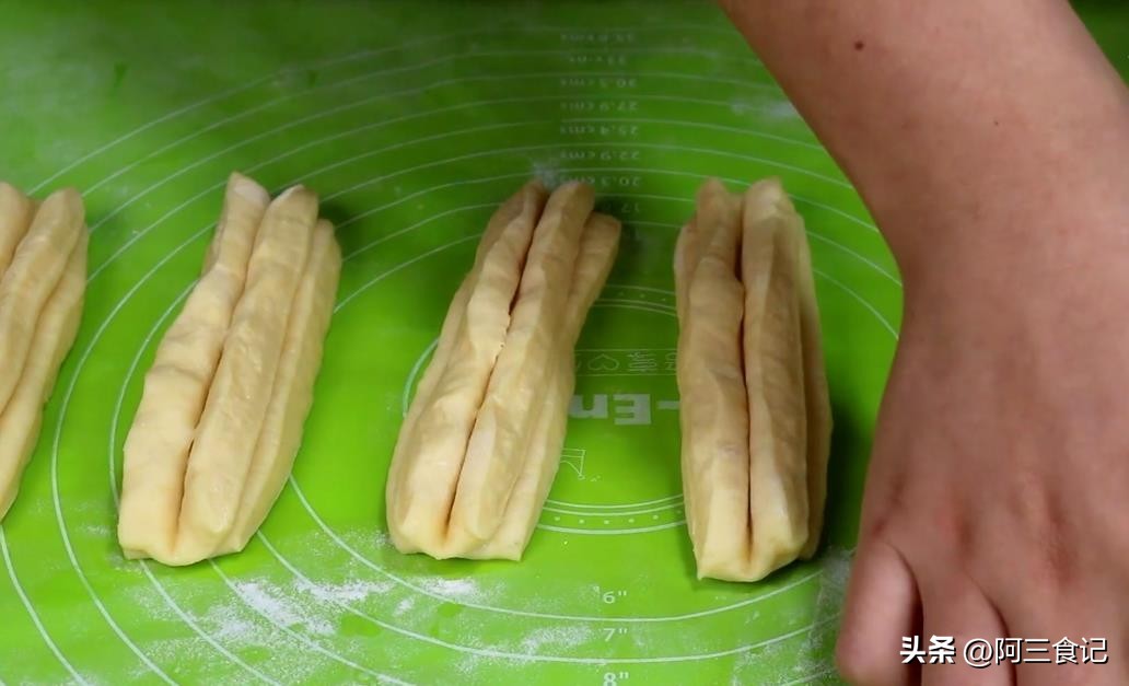 油条快速做酥脆松软完整教程,油条怎么做酥脆掉渣松软完整教程