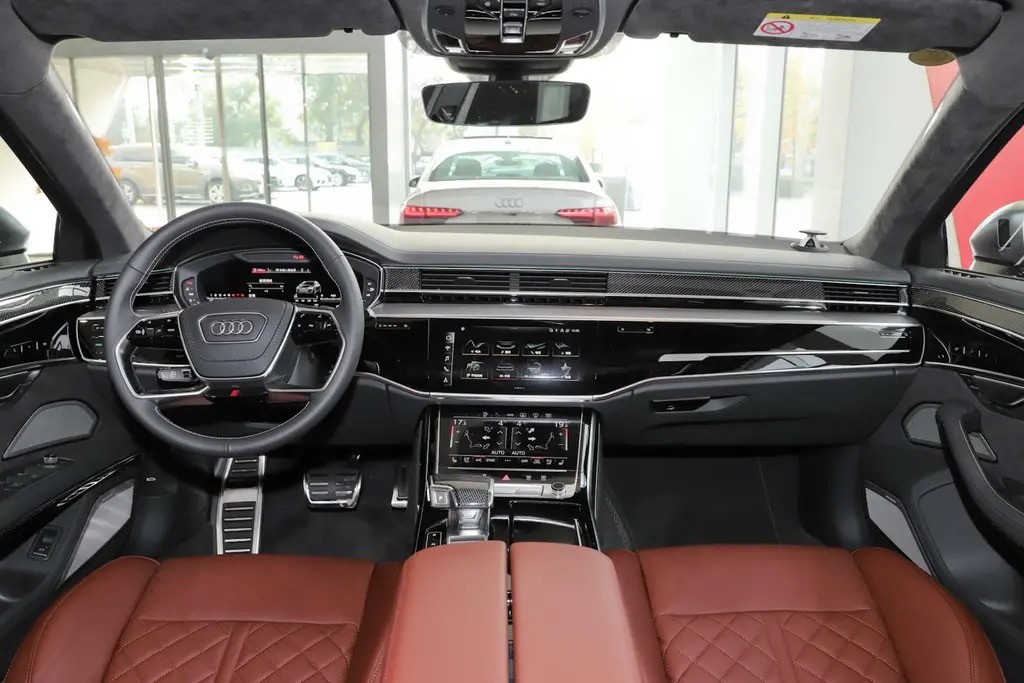 号称西装暴徒，配4.0TV8发动机，4秒破百，带你体验奥迪S8