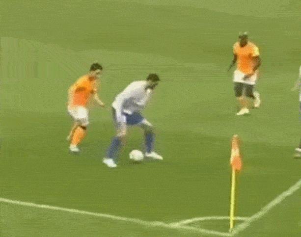 张卫搬腿踢球,张卫搬腿算不算犯规