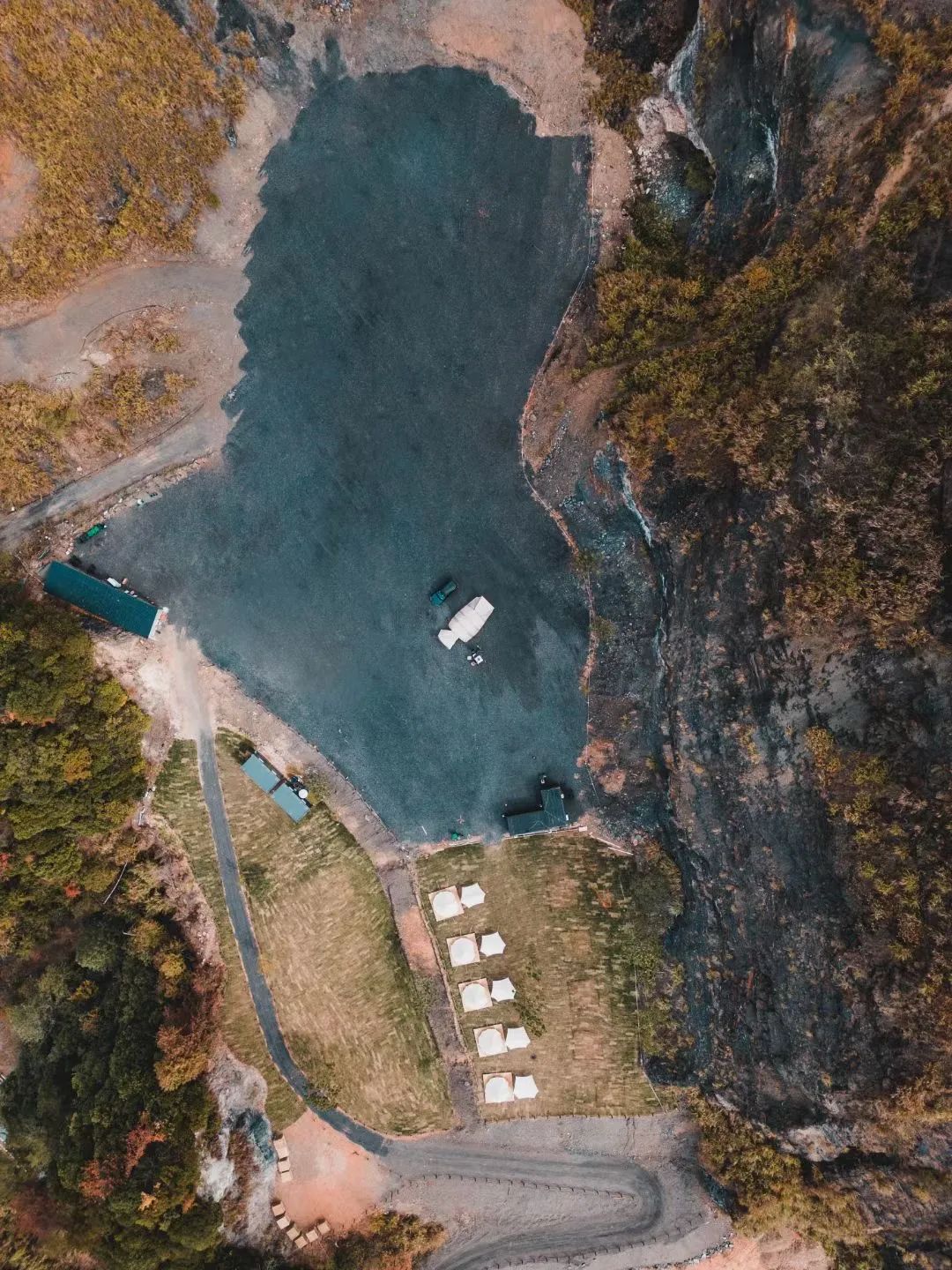 全羊宴烤乳猪、神秘矿坑、湿身派对…有趣不扎堆,假期支棱起来吧