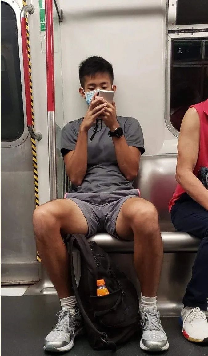 网友拍到穿校服高中生和青春擦肩,网友地铁上拍下的一幕