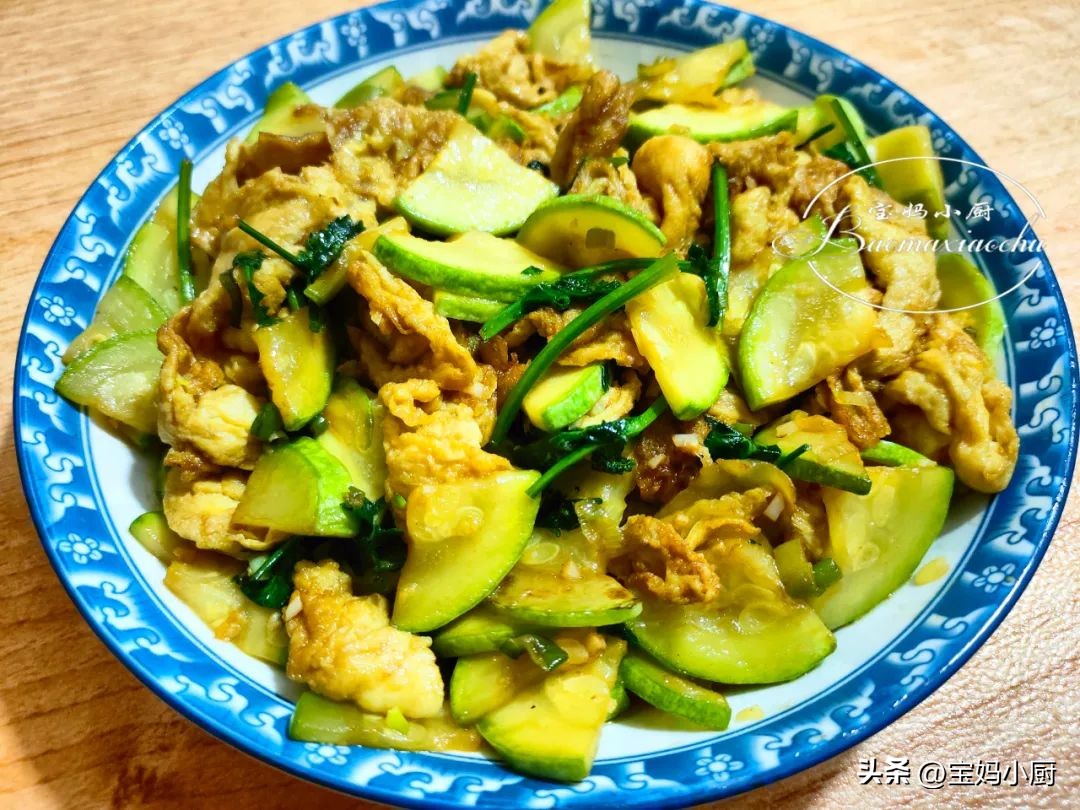 晚饭吃什么好吃又简单三菜一汤,普通的家庭晚餐15元搞定两菜一汤