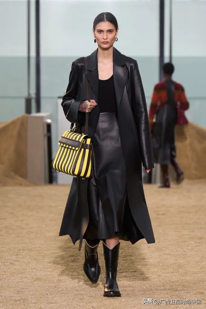 今年秋冬皮衣看起来更温柔了,新款皮衣穿出气质穿出高级感