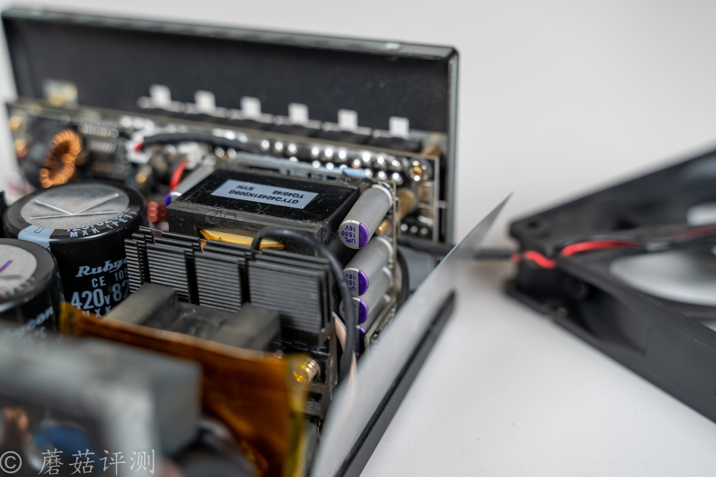 艾湃电竞750w全模组电源安装视频,美商艾湃电竞电源拆解