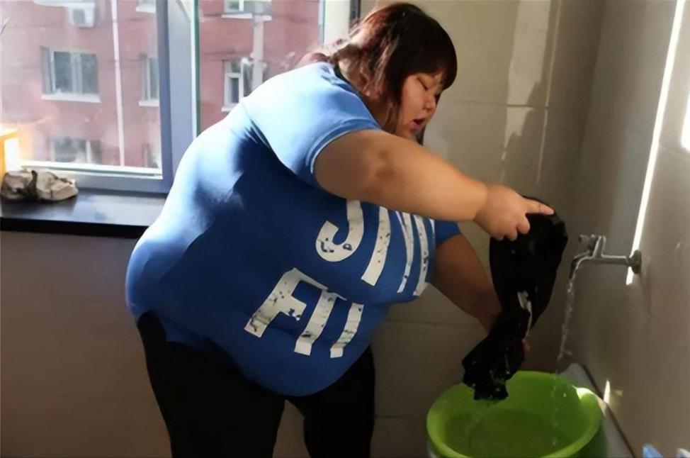 当年校花被丈夫养胖三百多斤,结婚3年校花被丈夫喂胖到332斤