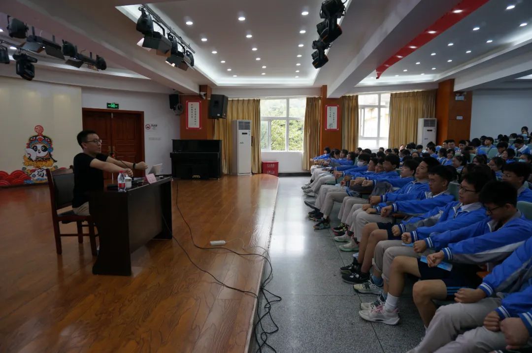 用“VR”视野，探校（三）！师大实外学生的心理健康，有保障！