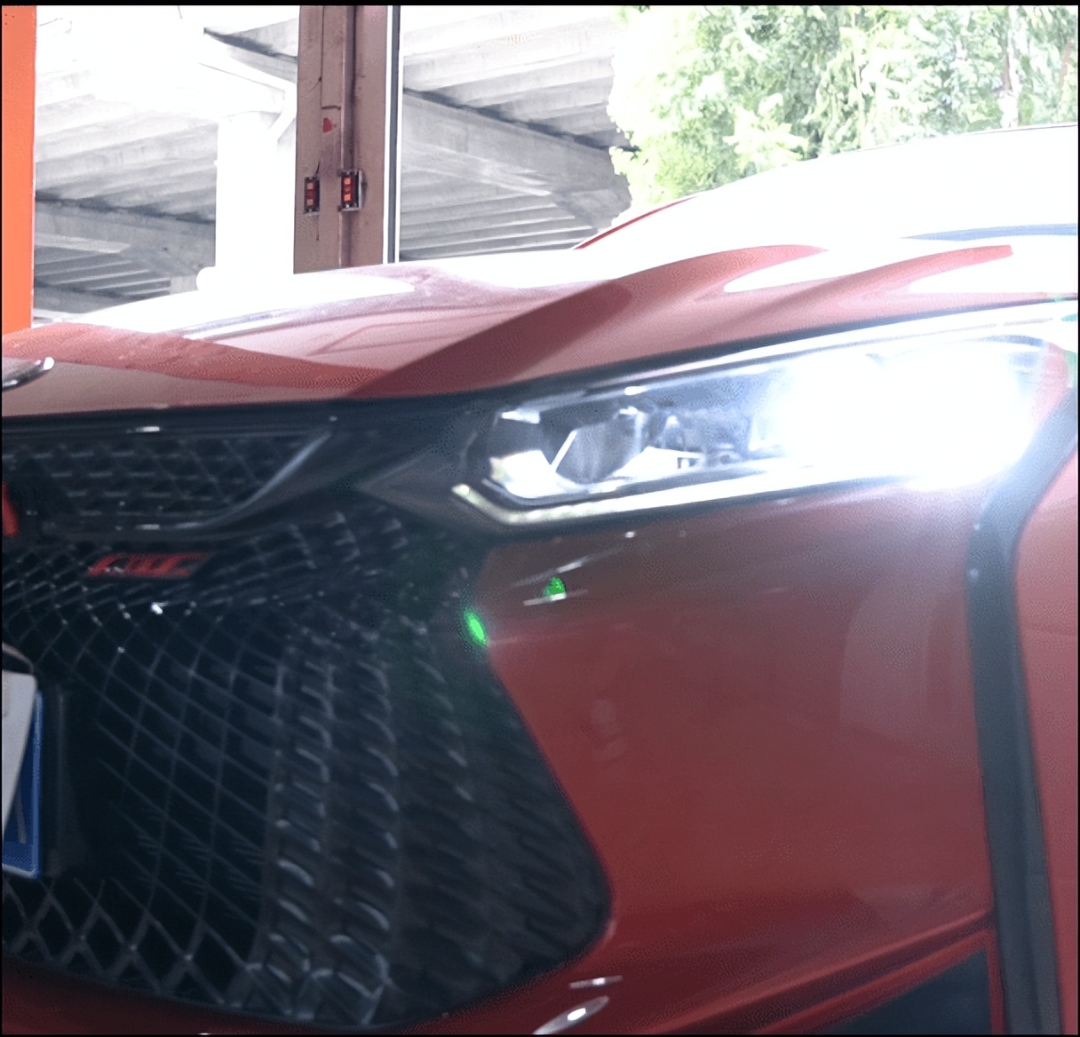 原车led灯可以更换氙气灯和卤素灯,卤素灯氙气灯led灯分别能用多久