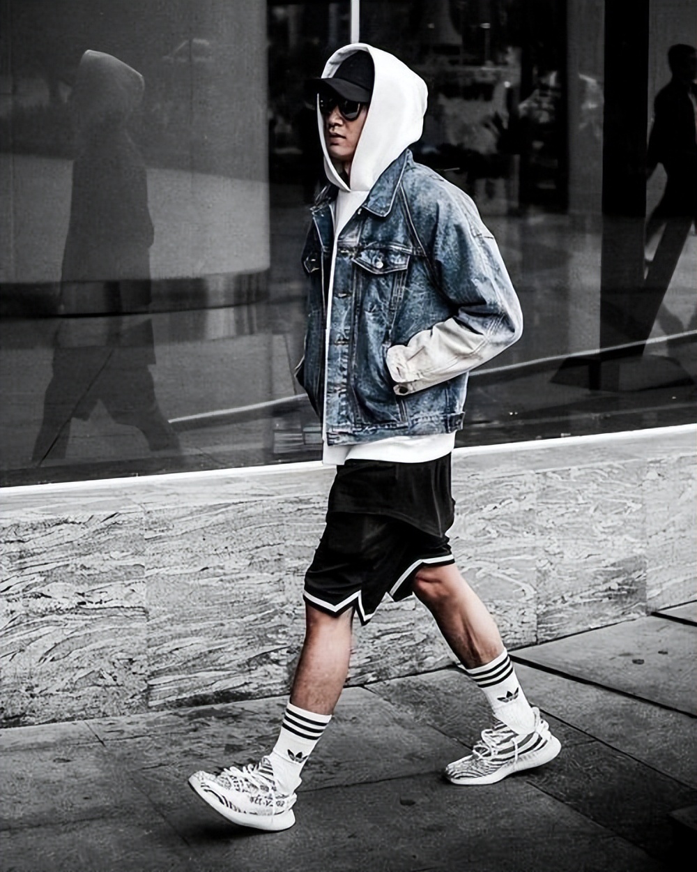 “卫衣+运动裤”很适合春天，这样搭潮流简便，不会穿也能驾驭