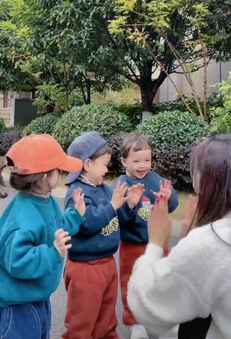 30岁女模特试管生下混血三胞胎,30岁模特妈妈生三个混血宝宝