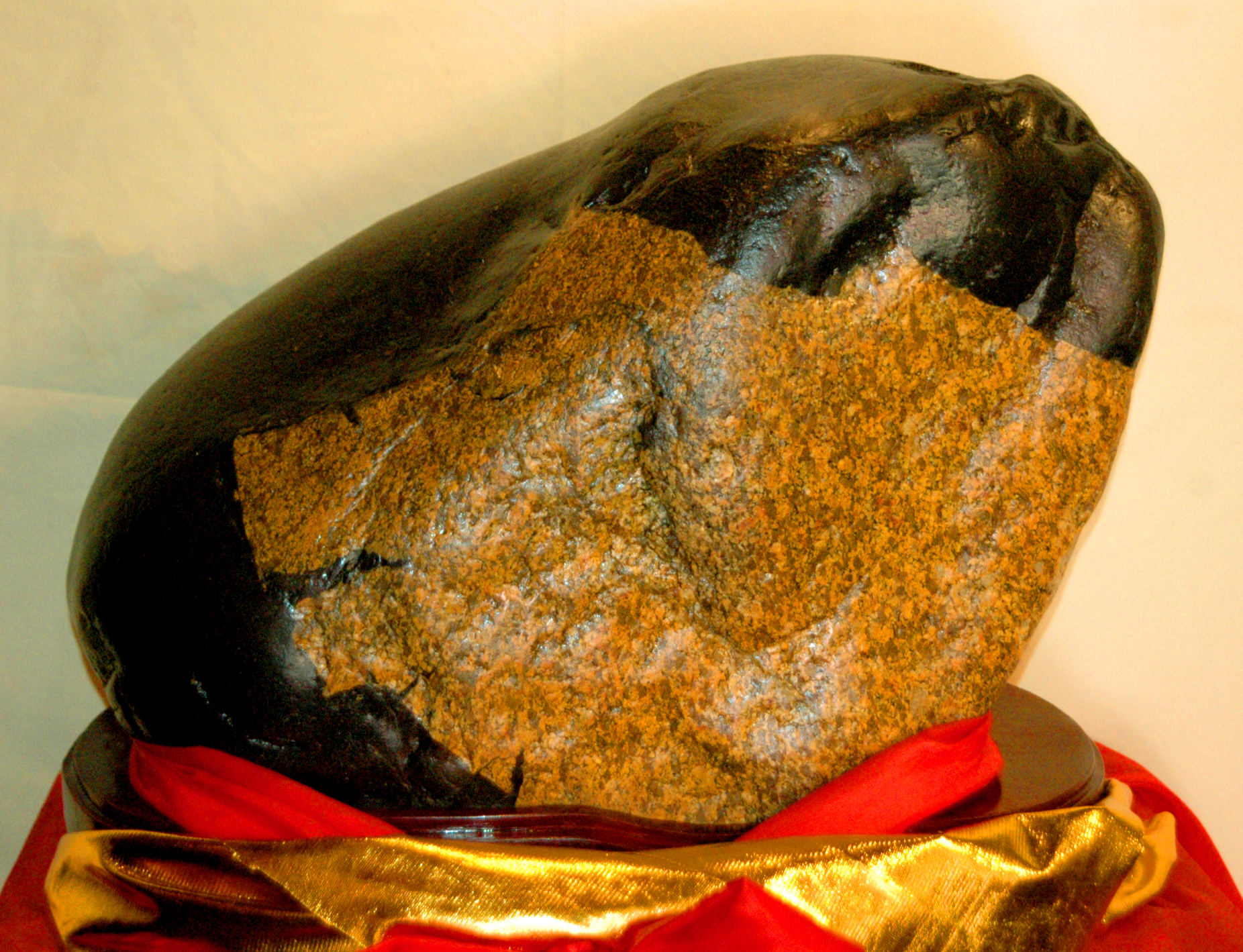 罕见的陨石奇石有哪些,纯天然奇石非常罕见白色玉陨石