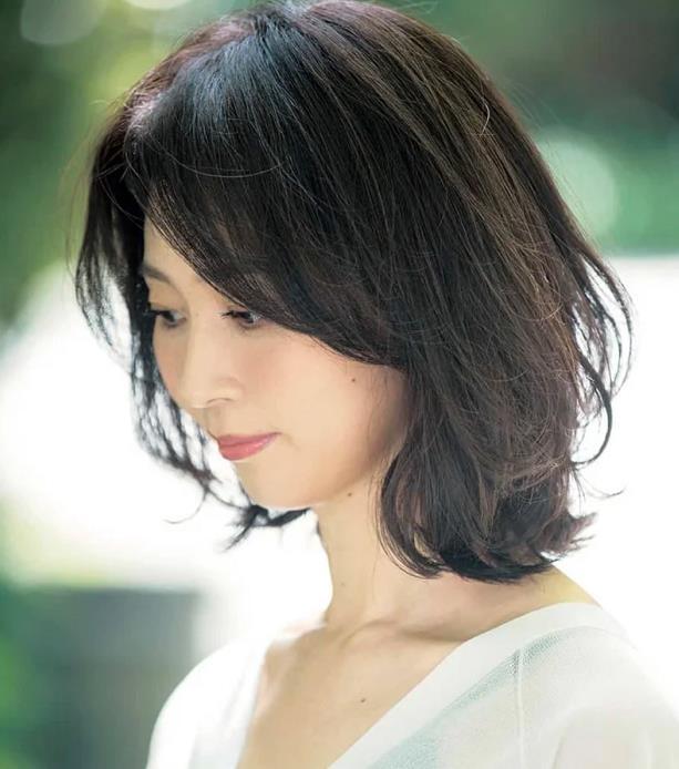 50岁后的女人，留什么短发好打理显年轻？