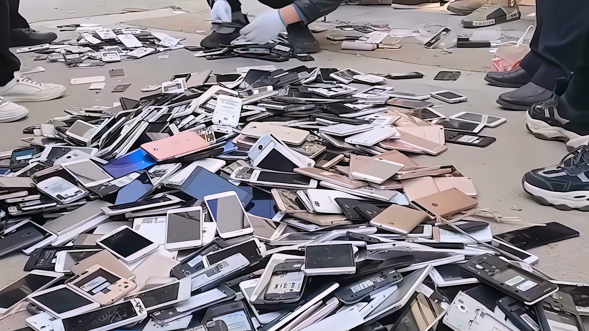 回收“旧手机”套路深，看完背后产业链，你还会拿旧手机换盆吗？