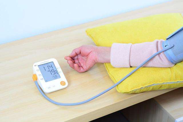 水银血压计测左臂还是右臂,水银血压计正确是量左臂还是右臂