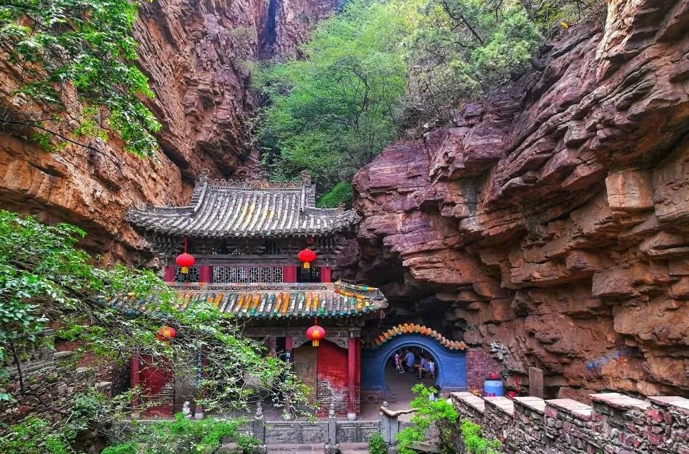 五岳奇秀揽一山全文,五一爬泰山一览众山小