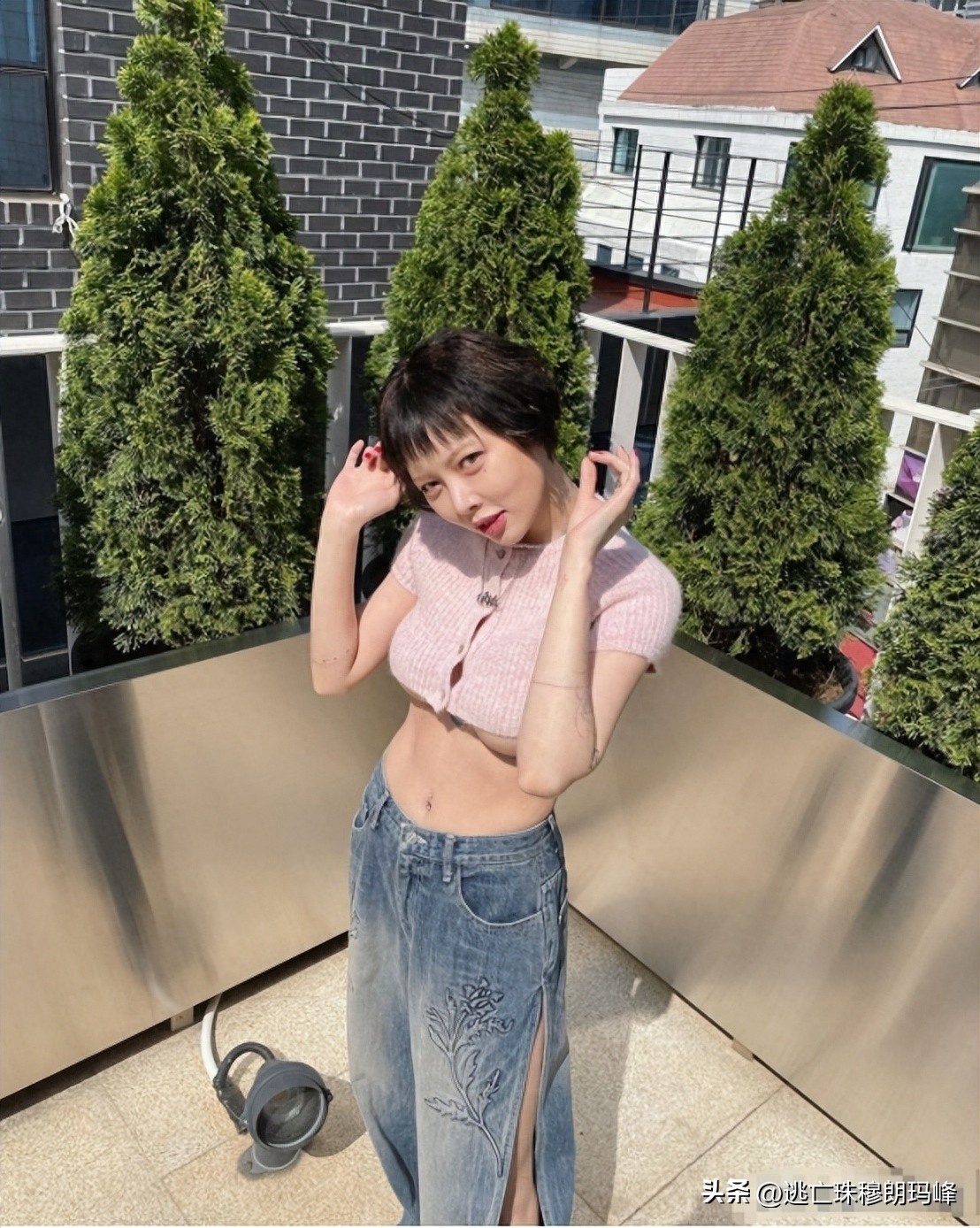 这些女明星真是把“诱惑”玩到了极限,半露*裤内**、露下乳?