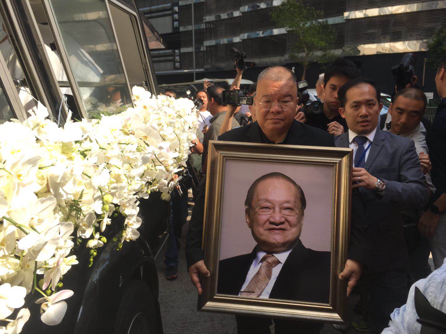 出殡当天帮别人抱遗像有什么讲究,出殡拿遗像有什么讲究