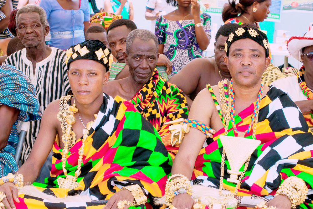 非洲“黄金部落”,酋长有80个妻子,女人连内衣都是镶金的