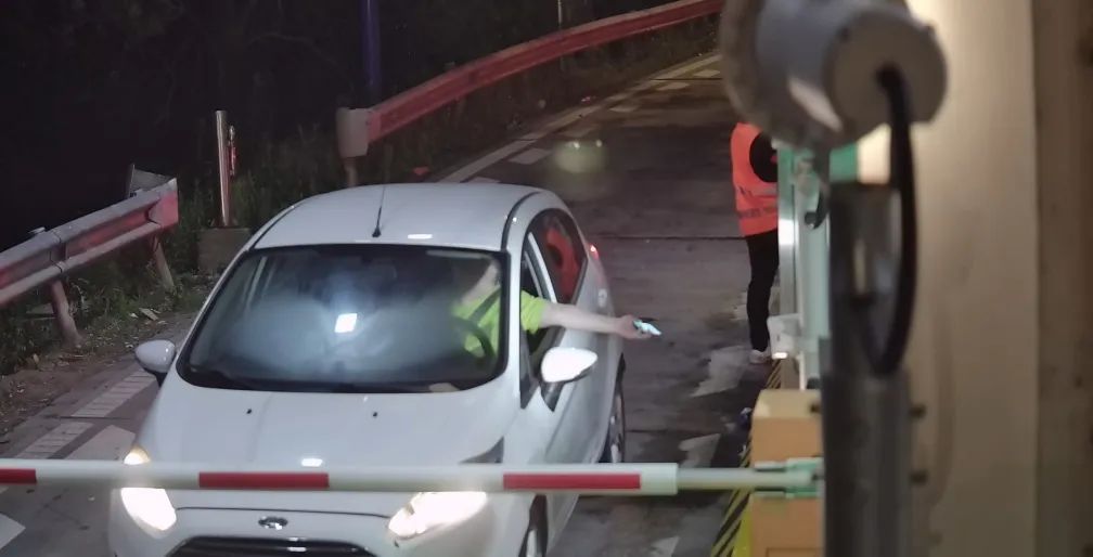 收费站冲卡怎么解决,收费站冲卡逃跑会有什么处罚