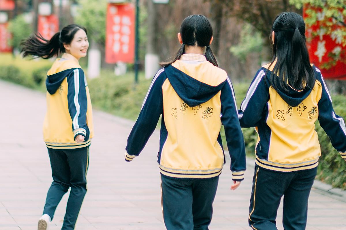中国校服日本校服俄罗斯校服pk,各国奇葩学生校服