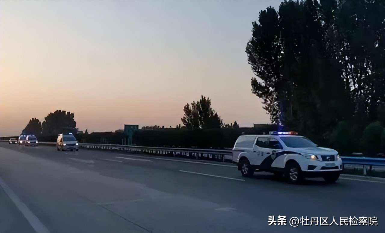 生命接力救援完整视频,生命接力洪水中救出百名病人