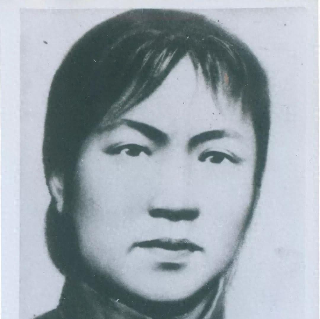 敌人用烧红的火钳从她的阴部直捅到腹腔！英勇牺牲的红军草鞋队长