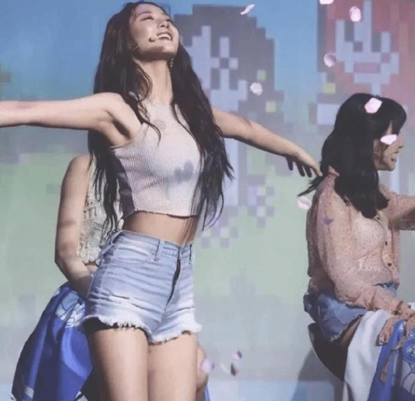 她曾被前辈吐槽长得丑却靠魅力,他曾因肥胖被欺负后逆袭成高富帅