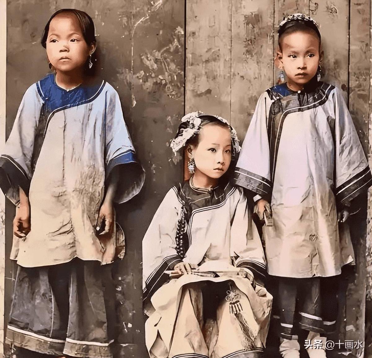 高清老照片：旗人格格大腿岔开豪放洗衣，地主三妻四妾不输女明星