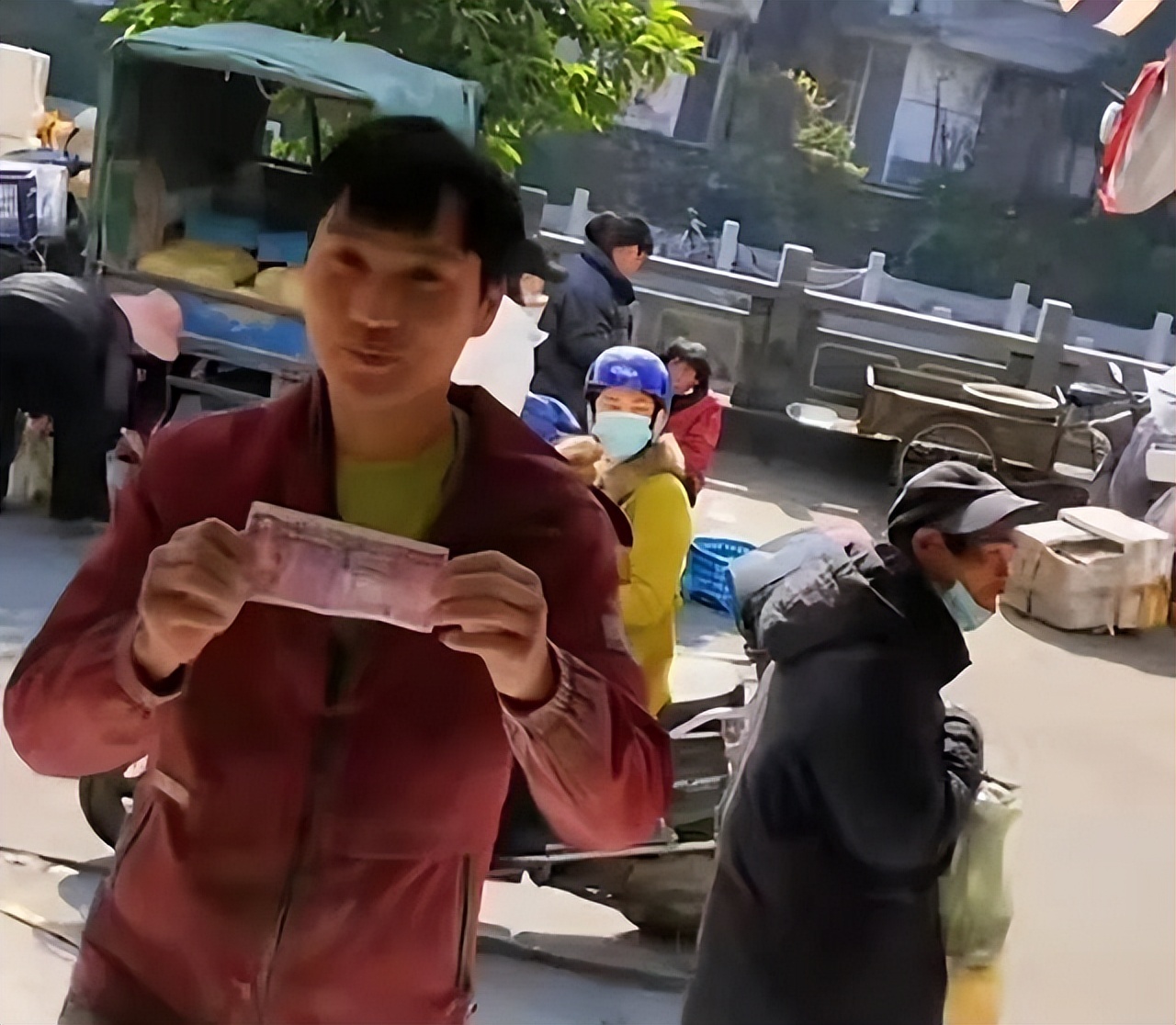 温州卖面条老人,浙江温州老人用手画钱币买面条