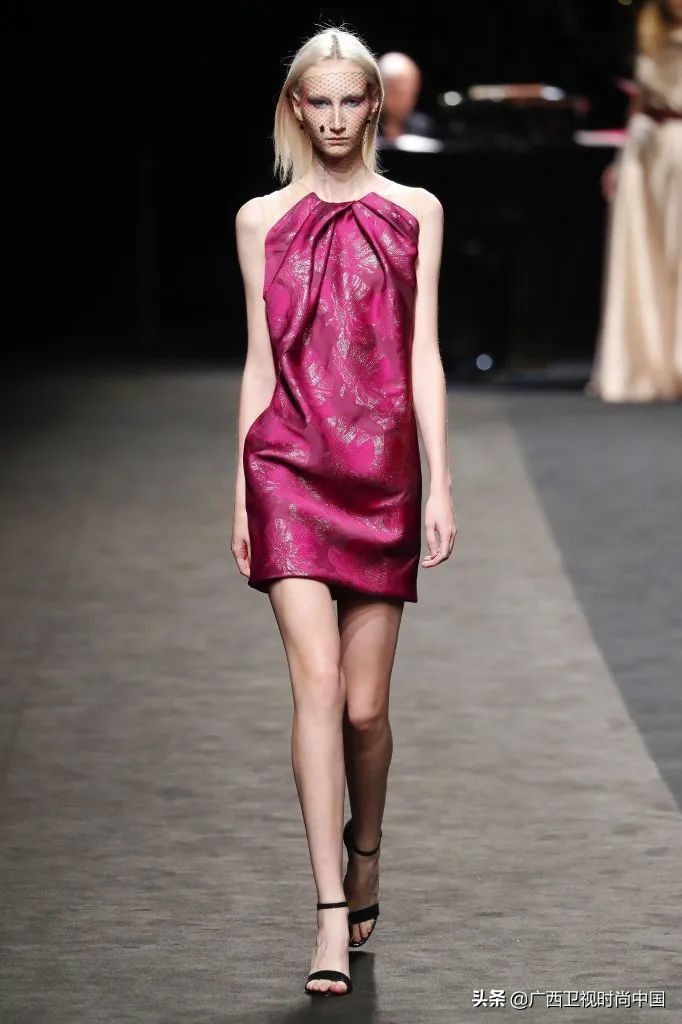 很热怎么穿,夏季天热怎么穿才够时尚