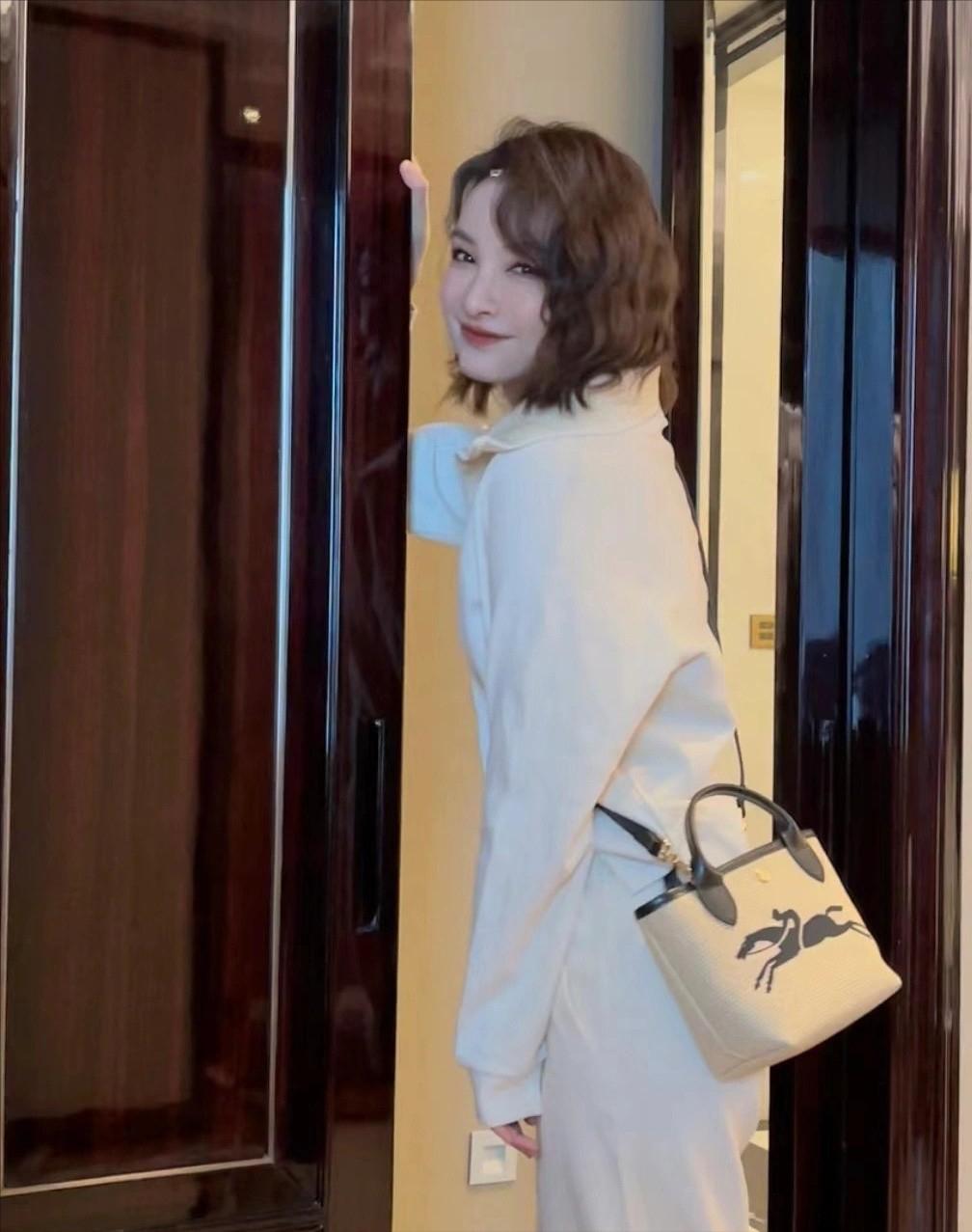 吴昕马尾蛋卷,吴昕金色卷发造型曝光