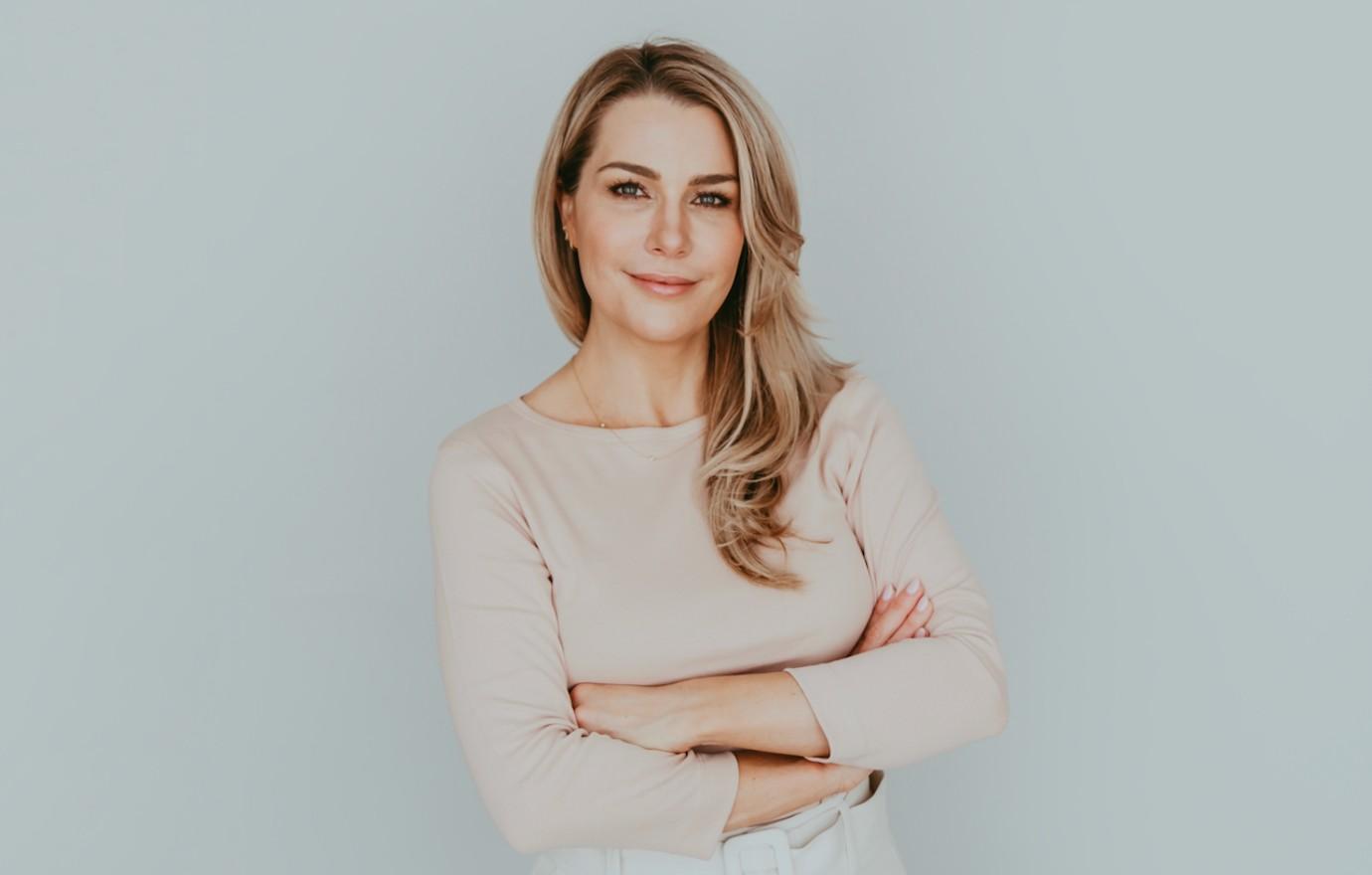 交换眼神挺暧昧,德普的美艳心理医生智商碾压前妻律师,颜值超高