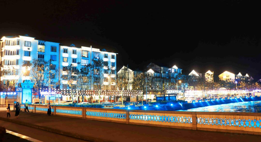 来都江堰的山间溪畔赴一场“好食光”！青山间的火锅店、花园里的小食堂......赏景美食两不误~