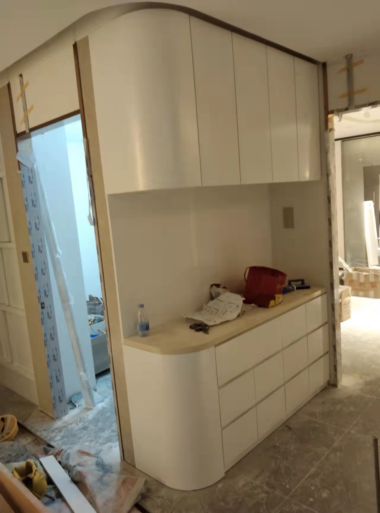 为什么都喜欢实木家具,免漆柜和烤漆柜哪个好