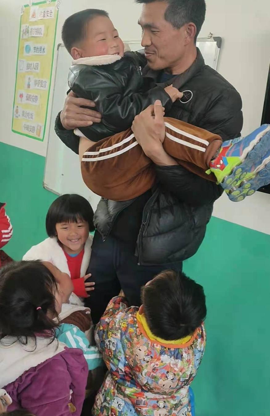 80后“校长爷爷”张鹏程放弃高薪，垫14万修学校，他图啥？