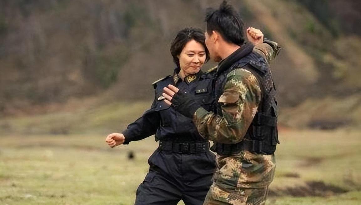 她是“北京小姐”的季军，保护过13位国家元首夫人