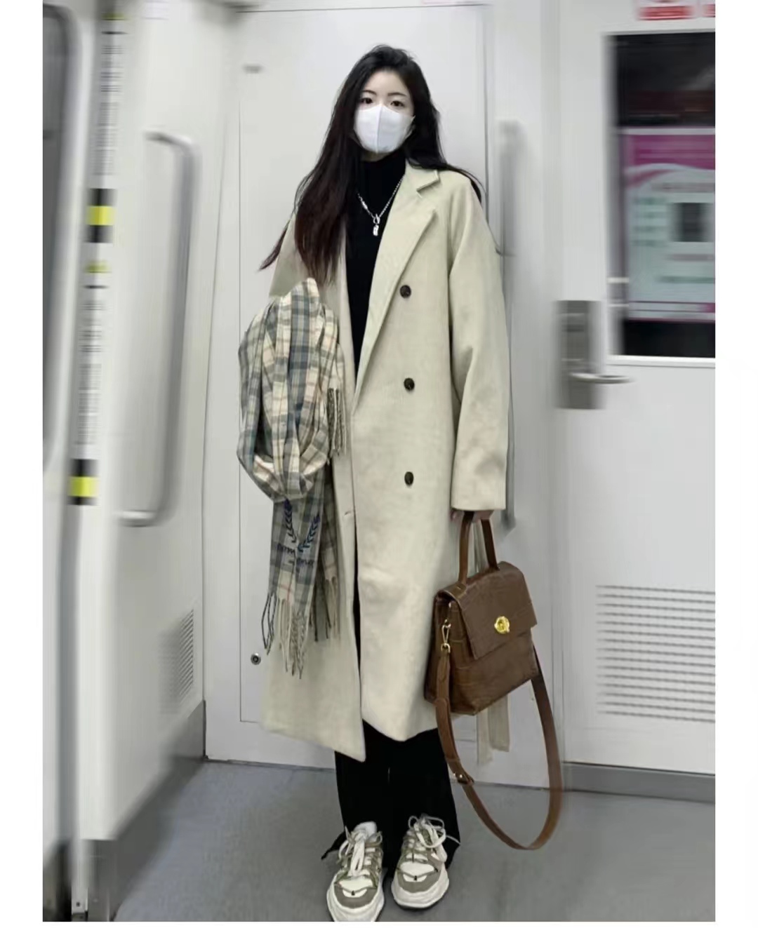 燕麦色大衣内搭什么颜色毛衣,燕麦色大衣高级穿搭图片