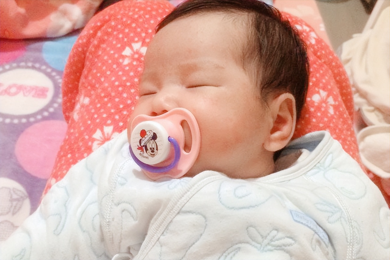 宝宝晚上睡觉倒睡怎么调整,8种错误睡姿宝宝越睡越迟钝