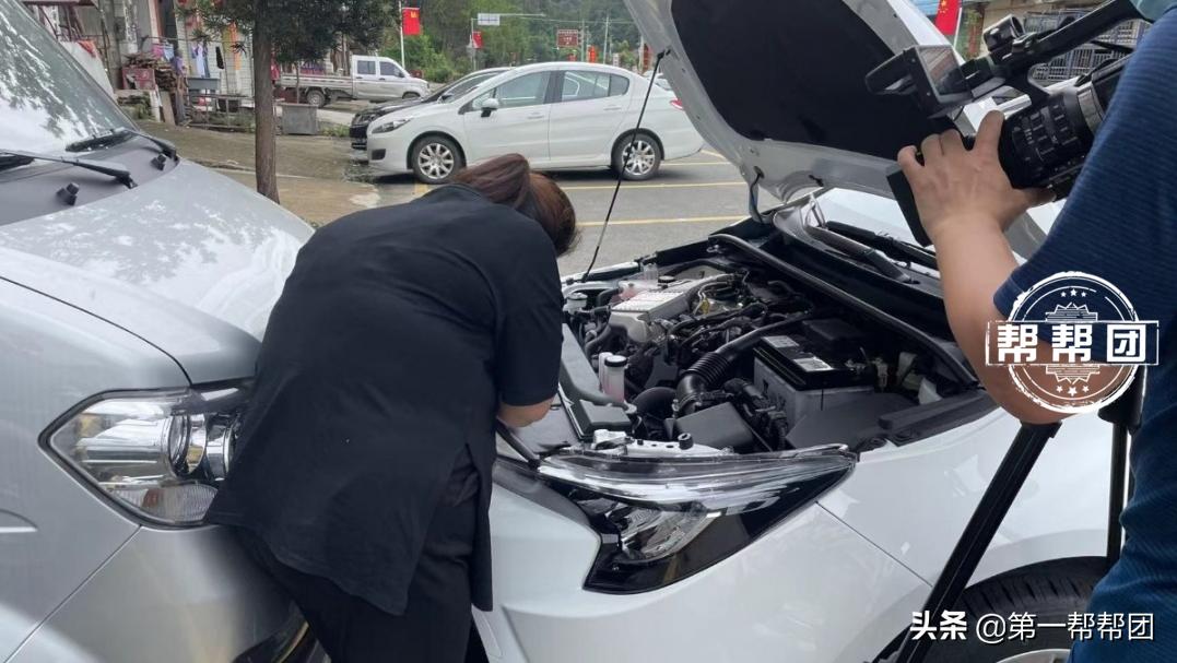 白色新车有色差,纸巾一擦还掉漆?商家却称:正常,太阳晒的