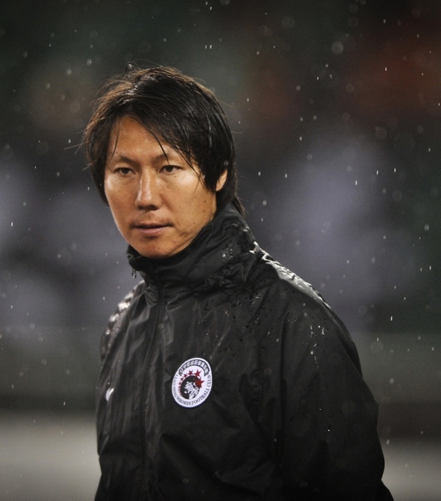 今日侃球会聊聊近期足坛热事,哪里可以看国足对战曼联