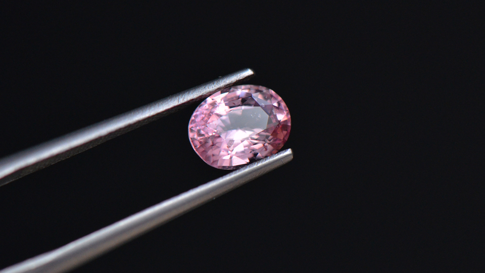 黄昏下的绝世美人，尤金妮公主的莲花刚玉宝石，见证王室爱情