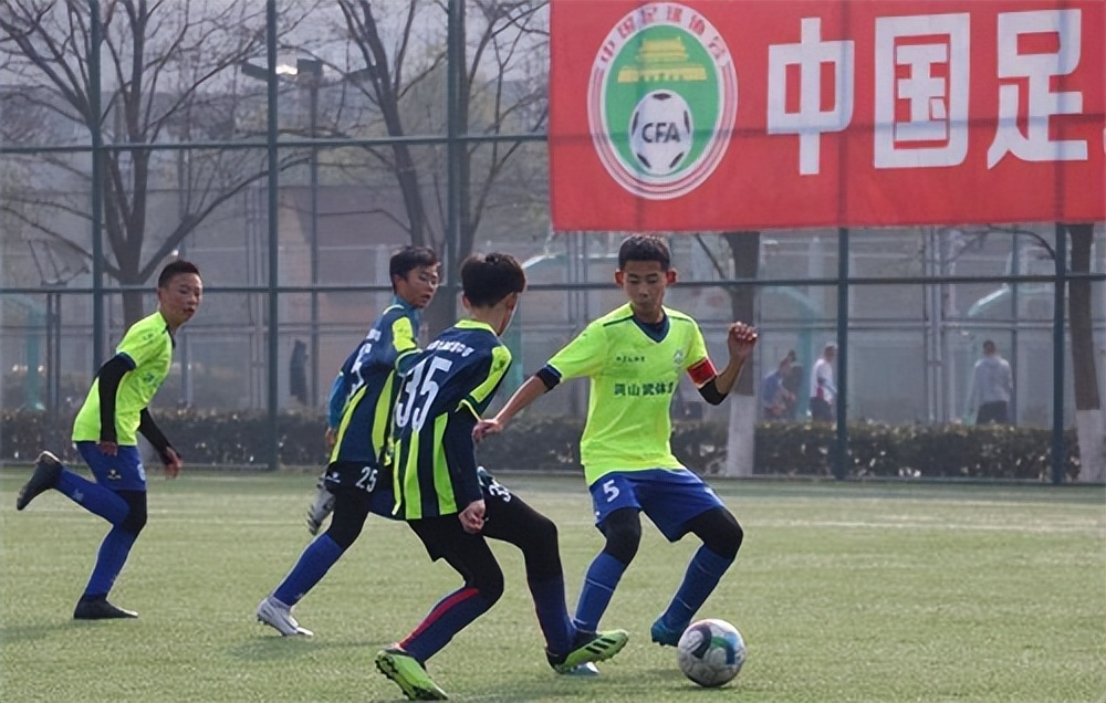 踢足球发生碰撞受伤如何划分责任,人与人无意碰撞后一方受伤谁负责