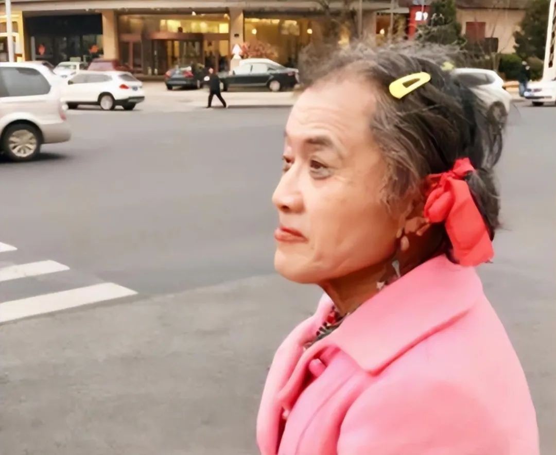 66岁大叔捡垃圾完整版,60多岁男子捡垃圾