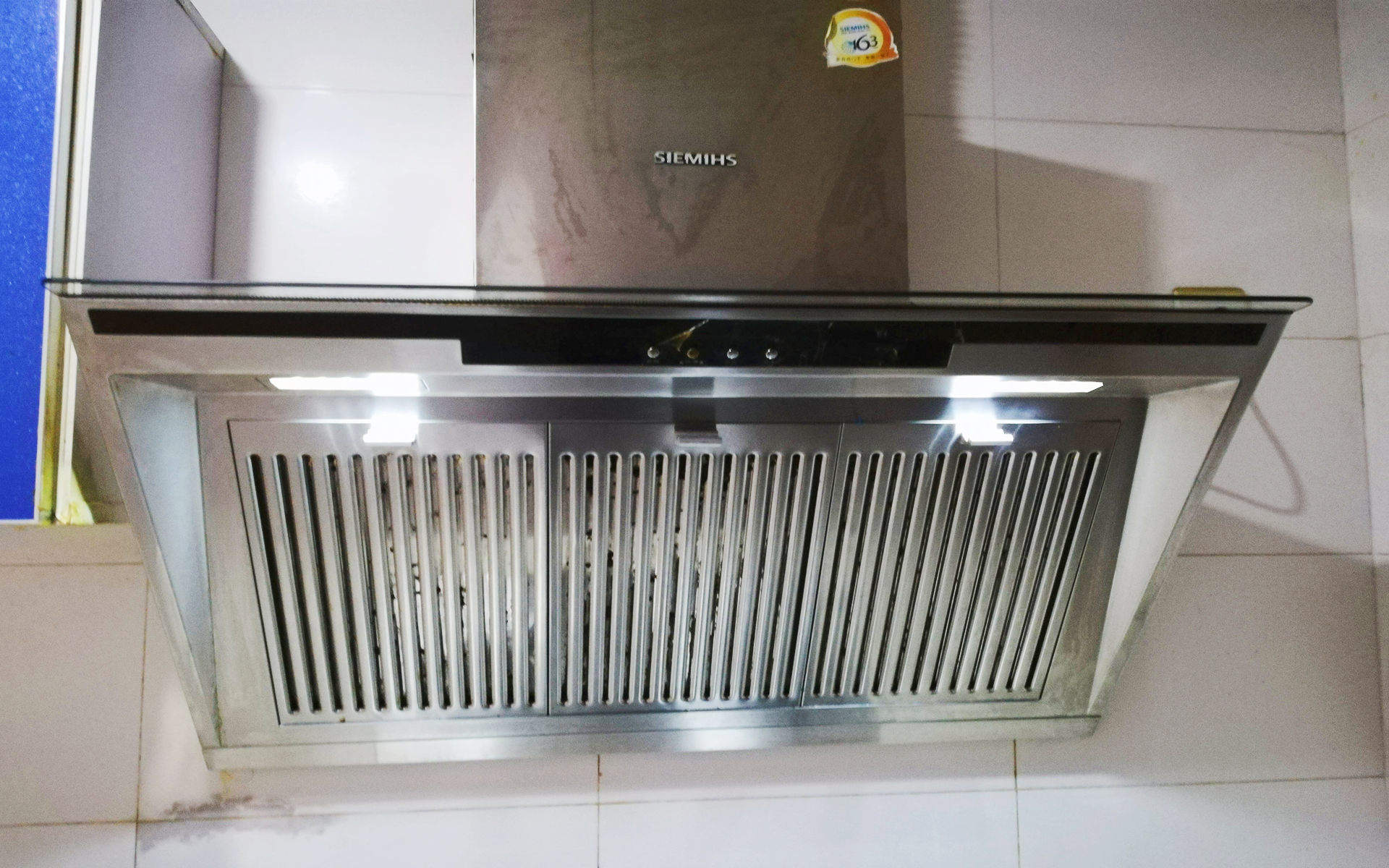 抽油烟机油污清洗自制妙招,不管油烟机多脏只需一只口罩