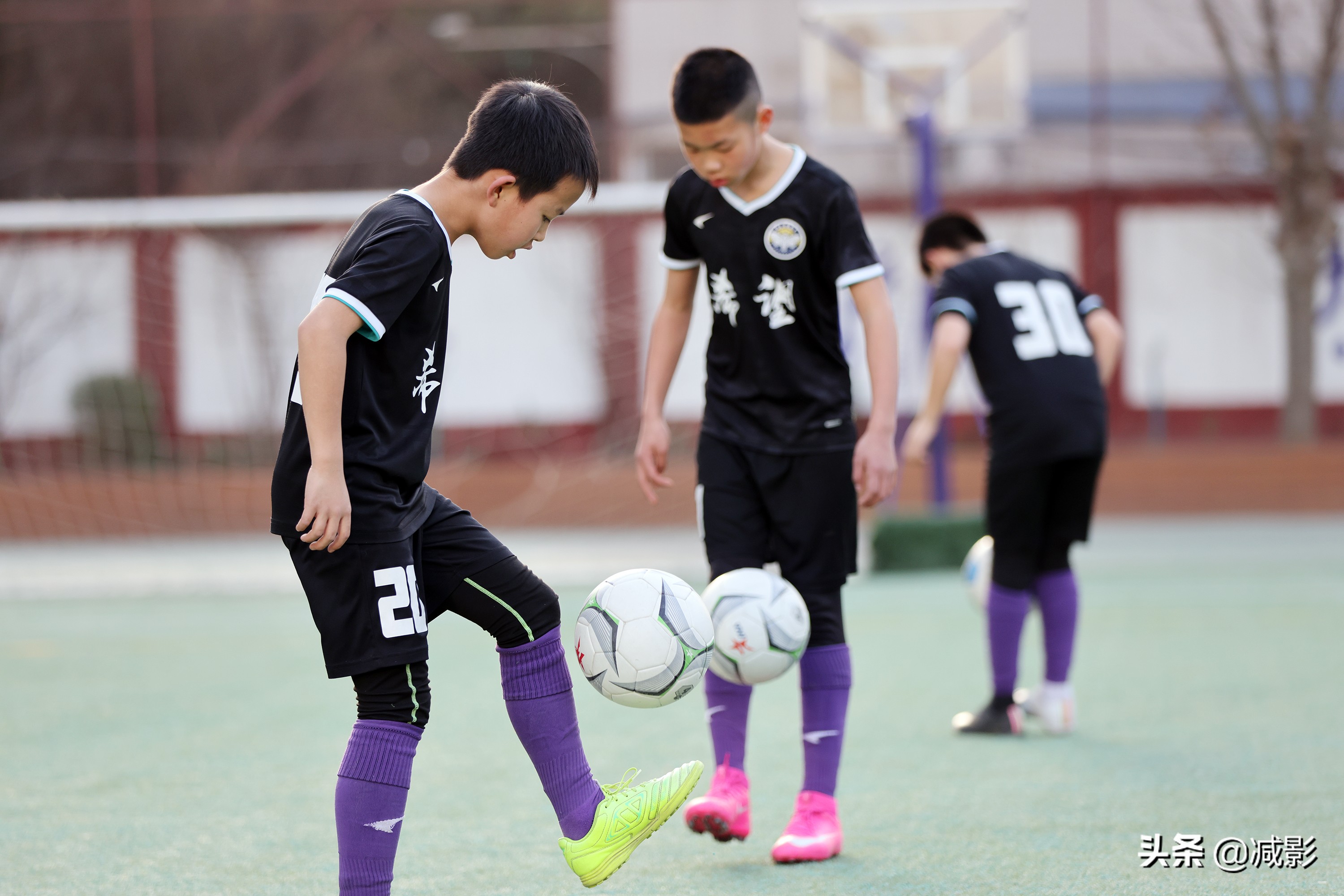 校园里的足球小将,足球场上的小小少年