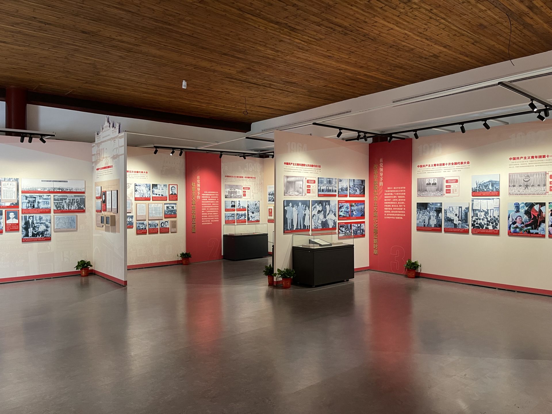 武汉庆祝建团百年专题展开展暨“我在红巷讲*党**史·喜迎二十大永远跟*党**走奋进新征程”文艺宣讲决赛在汉举行