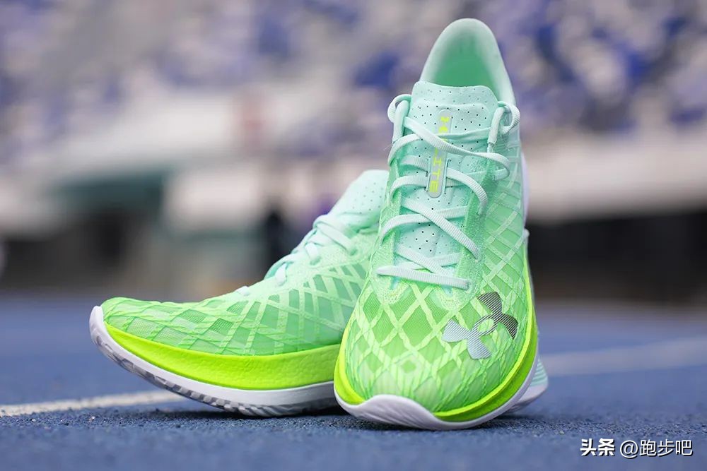 UAFLOWVelocitiElite：首款竞速碳板跑鞋的快速“出道”